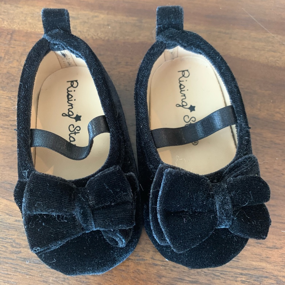 Black bow baby shoes